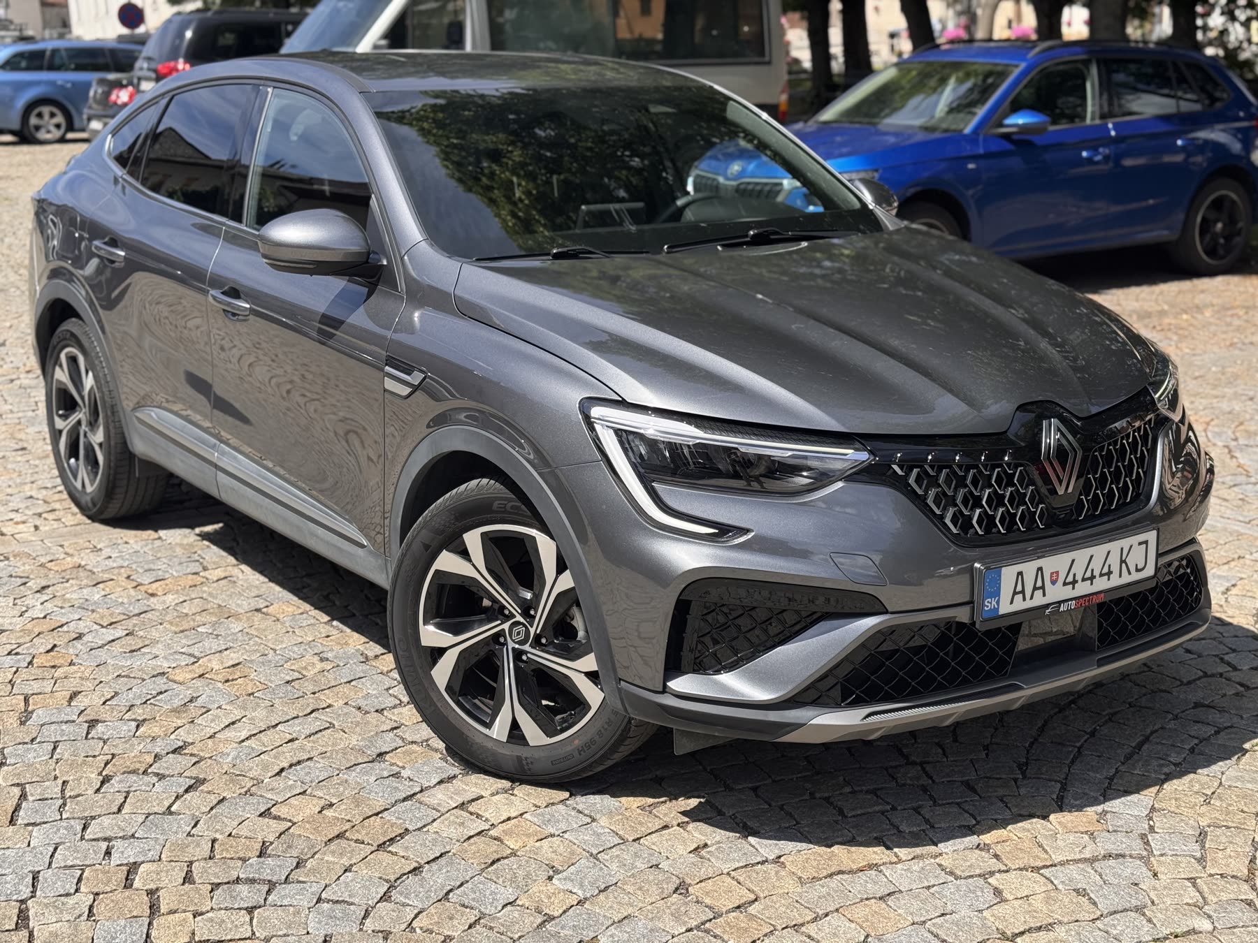 Sivý Renault Arkana pred predajňou